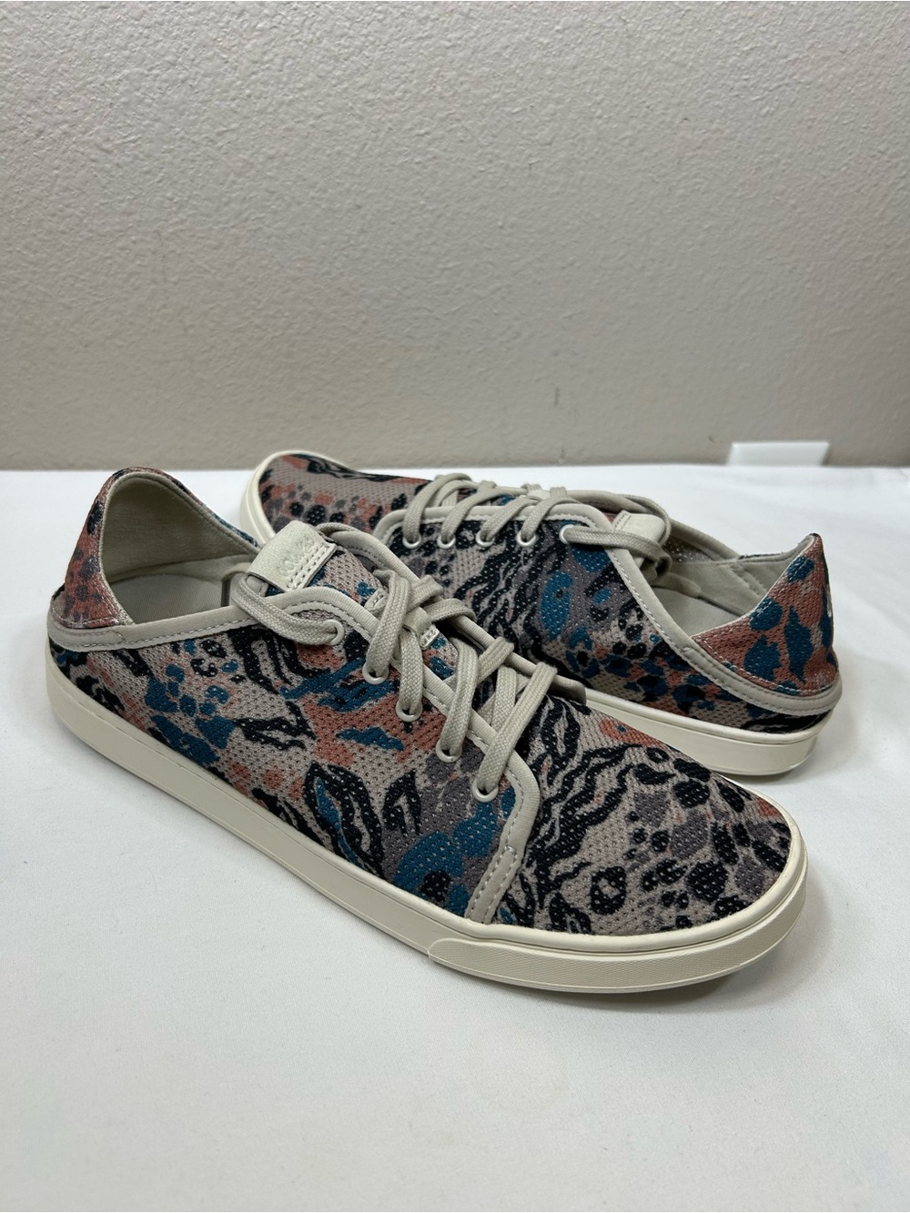 OLUKAI Pehuea Li Lace-Up Animal Print Drop-in Heel Breathable Mesh Sneakers 9.5 - Picture 2 of 13